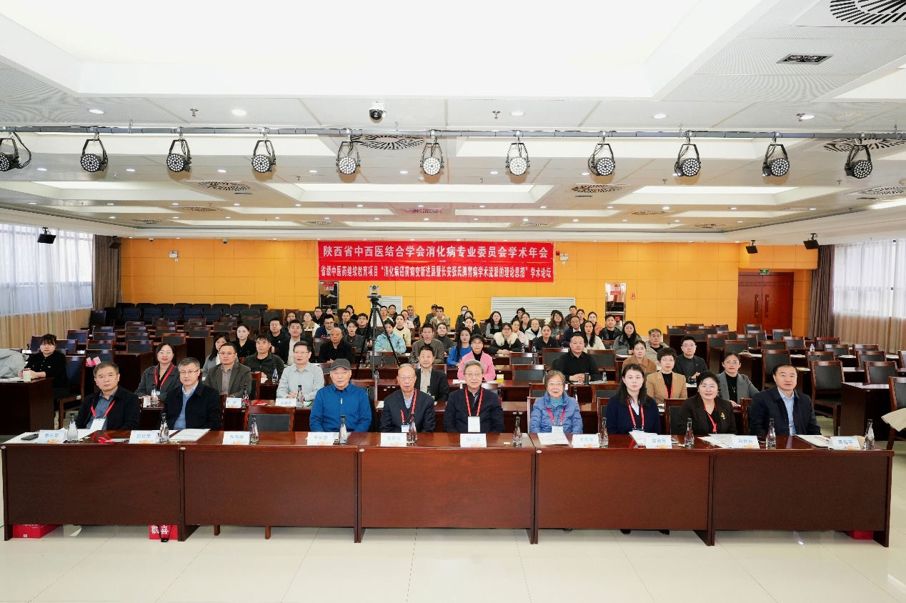 人们在看台上的人在房间里

AI 生成的内容可能不正确。